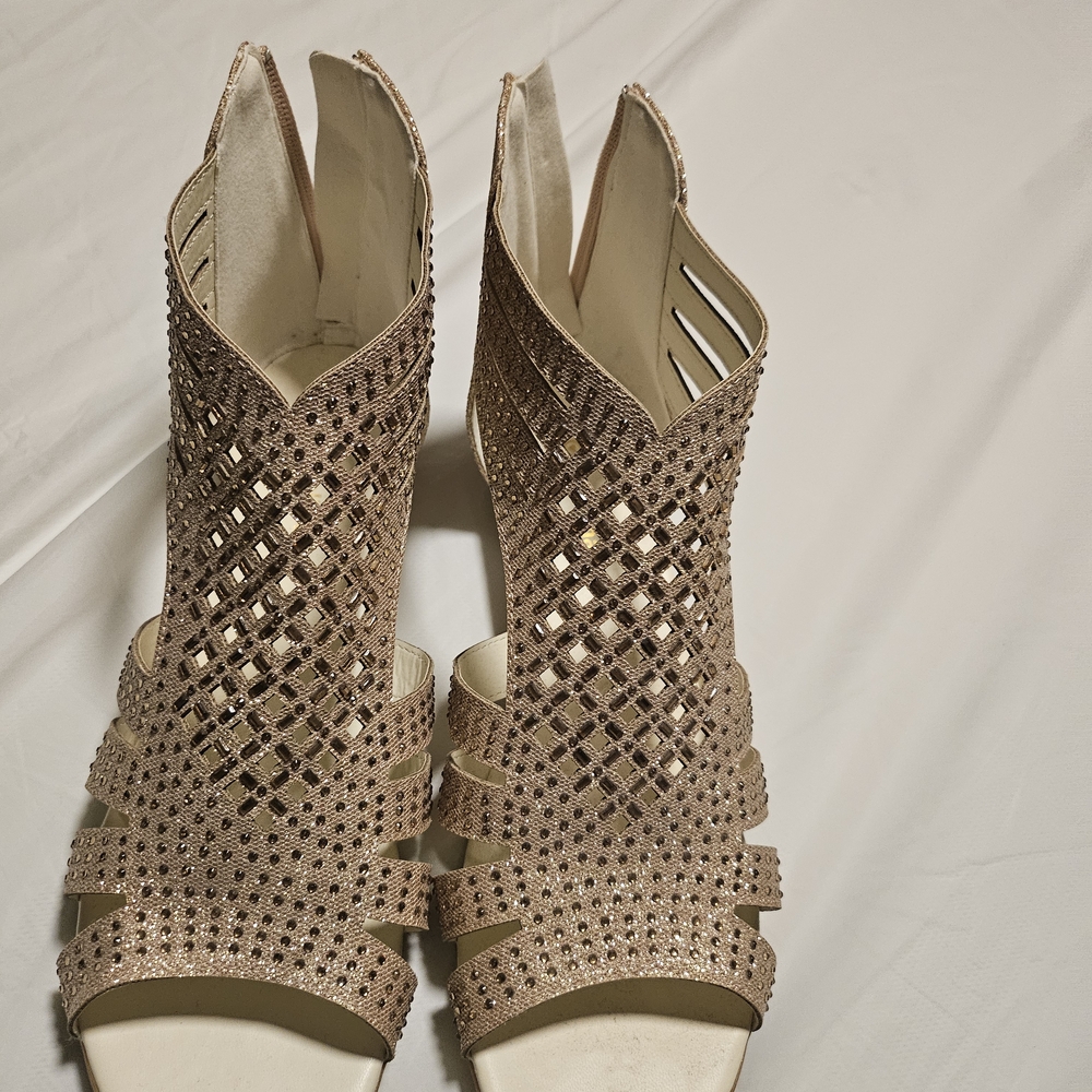 Chic Women's Tan Heeled Sandals